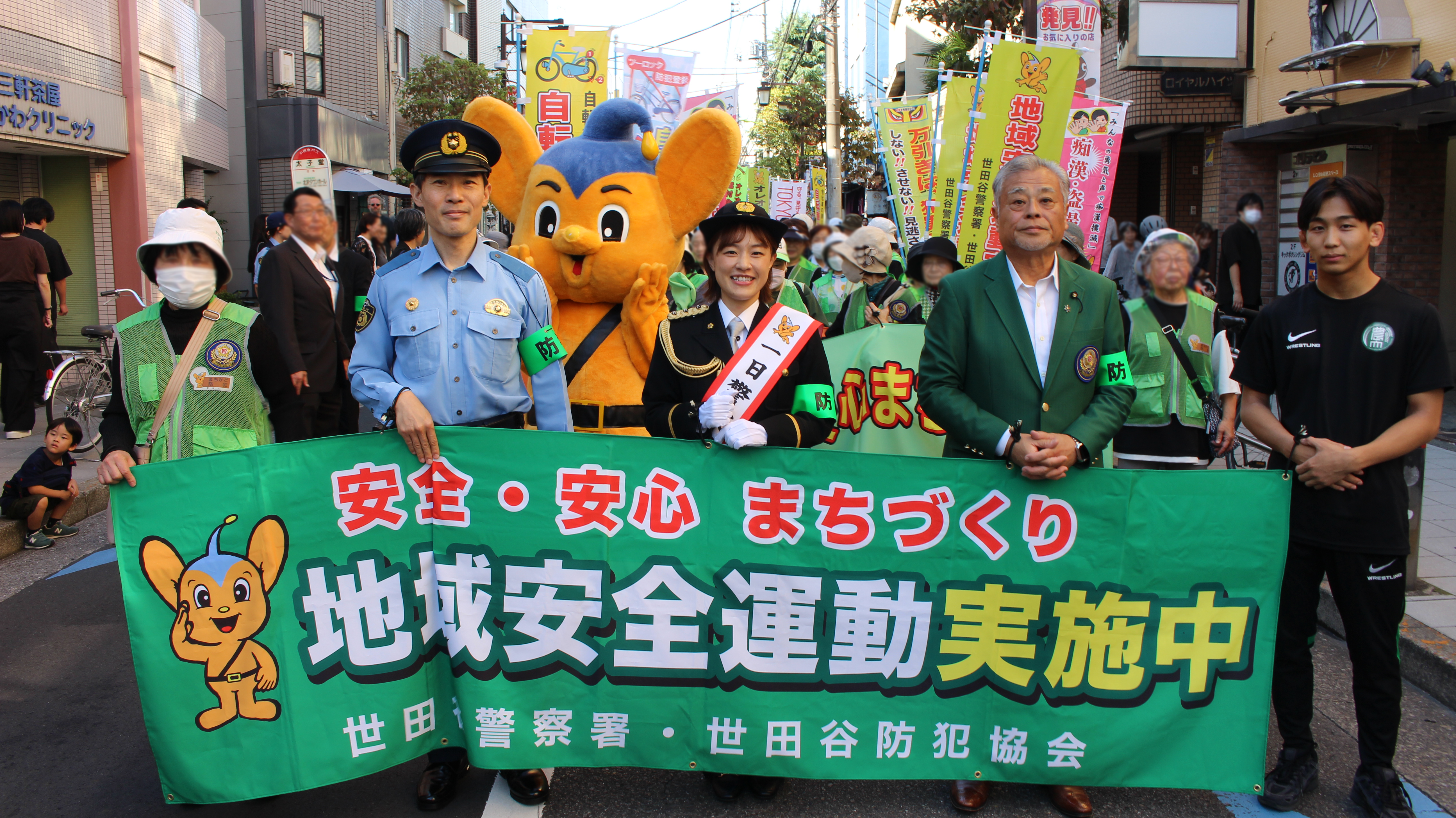 ①横断幕を持つ主要メンバー.png