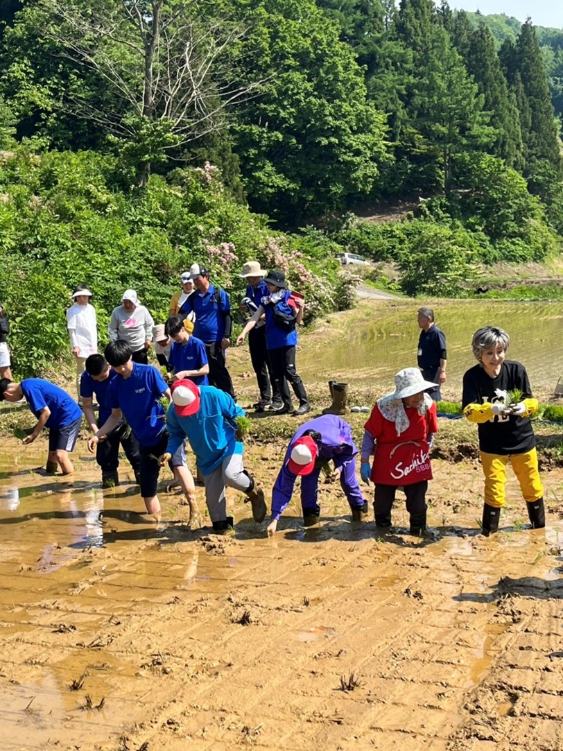 「おにぎり探究」関連イベント：
　歌手・小林幸子さんとの田植えイベントが開催されました！！