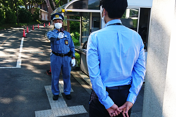 正門で体温のチェック