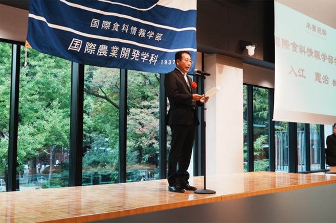 祝辞を述べる入江憲治学部長.jpg