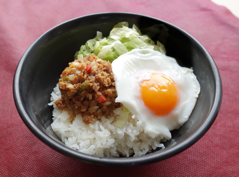 彩り確かな鶏肉ガパオ風丼.jpg