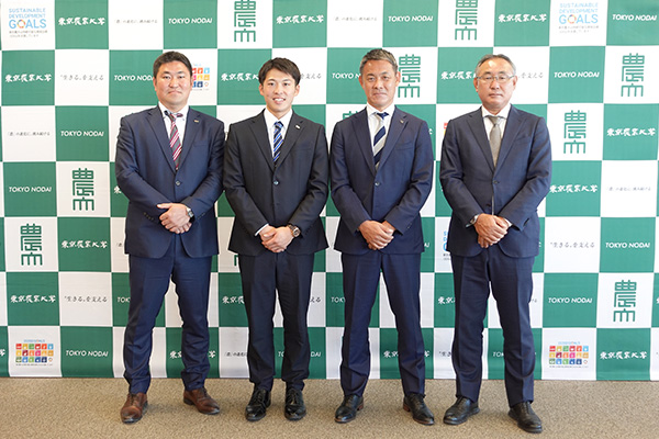 （左から）
三垣監督、伊藤選手、
益田担当スカウト、
後関スカウト部長