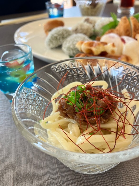 ヤムイモ麺とあぐー豚炸醬油麺.jpg