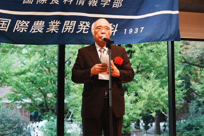 祝辞を述べる萬歳章校友会長.jpg